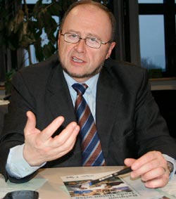 Yksil�llisyytt� ja moniarvoisuutta korostavana aikana nuoret vierastavat poliittista agitaatiota, selitt�� Luc Cortebeeck oman j�rjest�ns� menestymist� j�senhankinnassa. Foto: HILKKA JUKARAINEN