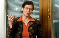 Marja Erkkil� uskoo, ett� koulutuksen ja tiedotuksen my�t� tasa-arvosuunnitelmien m��r� lis��ntyy ja laatu paranee. Foto. LEENA LOUHIVAARA