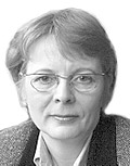 Marjaliisa Hentilän mukaan Työväen Arkiston hyllyt notkuvat työläisnaisia koskevasta materiaalista. Kuva: HELI SAARELA