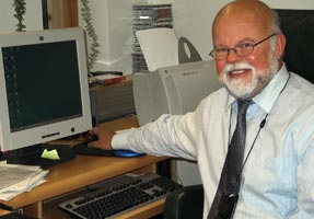 Aivojen ylikuormitus johtaa stressisairauksiin. Professori Juhani Juntunen ennustaakin, ett� liiallisen informaation aiheuttama uupumus lis��ntyy ty�kyvytt�myysel�keperusteena aivan l�hivuosina. Foto: ANNAKATI MATTILA