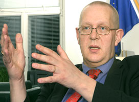 Uusi EU-sanansaattaja Reijo Kemppinen ponnistelee viel� kuluvan kev��n EU:n tiedotusstrategiaa valmistelevassa ty�ryhm�ss�. Foto: TUULIKKI HOLOPAINEN