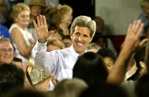 Kannattajajoukon keskell� oleva John Kerry on valmis ratifioimaan kaikki ty�ntekij�it� suojaavat sopimukset, Bush on siit� kielt�ytynyt. Foto: SHARON FARMER