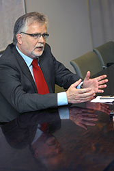 Vasemmistoliitto kannattaa perustuloa, joka korvaisi eri luukuilta kerttvn sosiaaliturvan. Martti Korhonen korostaa, ett tm ei kuitenkaan tarkoita ansiosidonnaisen turvan murentamista. Foto: TUULIKKO HOLOPAINEN