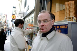 Paperiliiton entinen lakimies ja puheenjohtaja Jarmo L�hteenm�ki piti heng�hdystauon ennen Brysselin lobbariksi ryhtymist�. "Tauolla" plakkariin tulivat kansainv�linen oikeustutkinto ja lisensiaattity�. Foto: HILKKA JUKARAINEN