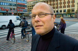 Erkki Laukkanen muistuttaa, ett etenkin SAK:lainen vki on laitettu typaikkakiertoon lhinn irtisanomisten kautta ja se kokemus vaikuttaa vaihtohalukkuuteen pitkn. Foto: HELI SAARELA