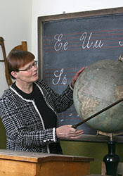  Taito innostaa l�yt�m��n tietoa. Kouluttaja on ikkunoiden ja n�k�alojen avaaja, er��nlainen matkaopas tiedonl�hteille, toteaa Sirkka-Liisa Pihlaste. Foto: TUULIKKI HOLOPAINEN