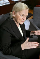 Suomessa on Sinikka Salon mukaan keskityttävä tuottamaan sellaisia hyödykkeitä, joita ei voi helposti kopioida tai siirtää muualle. Toimialoilla, joissa tuotanto on pääsääntöisesti siirtynyt matalampien tuotantokustannusten maihin, voi menestyä suunnittelun avulla. Hyvä esimerkki tästä on Marimekko. Foto: TUULIKKI HOLOPAINEN