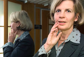 Tuire Santam�ki-Vuori muistuttaa, ett� joillekin ay-liike voi tarjota kanavan kansainv�lisille areenoille ja solidaarisuustoimintaan, mutta tosiasia on, ett� useimmat liittyv�t, koska haluavat turvallisuutta ja asiantuntevaa edunvalvontaa. Sit� ei kannata v�heksy�. Foto: HELI SAARELA