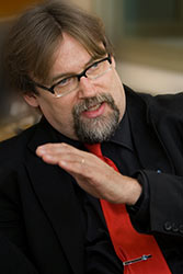 T�ss� teht�v�ss� saa joka p�iv� oppia jotain uutta, sanoo Hannu Siltala. Foto: TUULIKKI HOLOPAINEN