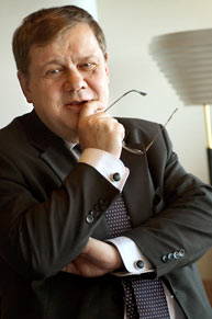 Joustavuuden lisminen on vlttmtnt ja Taxell toivoo, ett kaikki osoittavat hyv tahtoa ja kyttvt luovuuttaan sopimusjrjestelmn kehittmiseksi. Hn ei peittele, ett askel ala- ja yrityskohtaisten sopimusten suuntaan voi mys list palkkaeroja. Foto: HELI SAARELA