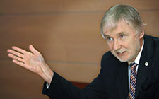 Erkki Tuomiojan mielest� on aiheellista mietti�, miksi niin monet palkansaajat voivat pahoin ty�el�m�ss�. Foto: TUULIKKI HOLOPAINEN