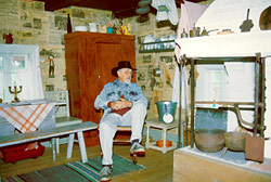 Vanhat sanomalehdet m�kitupalaisten sein�paperina. Kuvassa Esko Luoma.