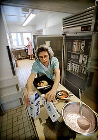 Keittj Anne GrnholmTammisaaren Hagahemmetiss. Foto: PATRIK LINDSTRM