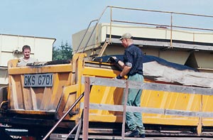 Soraa teiden pllystmiseen ostetaan Puolan maaseudulta ... Foto: HILKKA JUKARAINEN