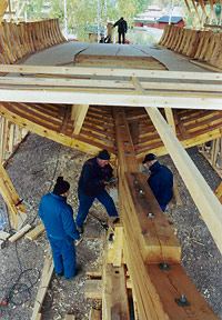 Tom Grnstrand ja Christian Thesslund kiinnittmss kaaria. Paavo Salminen 'valvoo' tyn edistymist.. Foto: SYNNVE RABB