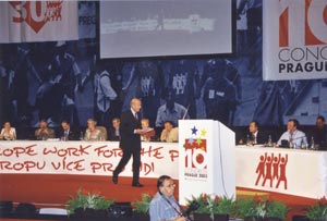 EAY:n kokoussalinäkymä Prahan kolossimaisessa kongressikeskuksessa.. Foto: EERO KOSONEN