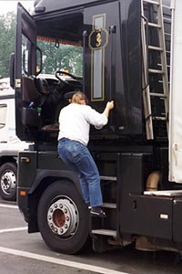 Ipu taiteilee itseään korkeammalle rekkaan. Foto: HILKKA JUKARAINEN