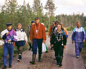 Edess� vaeltavat (vas) Heikki Anttonen, Raija-Liisa Leinonen, Timo V��n�nen sek� Tuula Turunen ja Reijo Lehtola. Foto: HILKKA JUKARAINEN