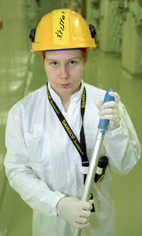 Valvotun alueen kytvien moppaus kuuluu pivrutiineihin. Mutta Krista Eklf ei vistele myskn siliiden puhdistamista. Foto: MATTI YLIROTU