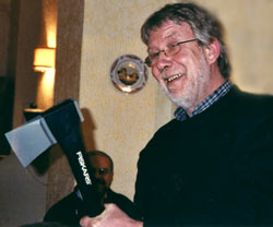 Wim Bergans Palkkaty�l�isen ja L�ntagarenin lahjakirveell� saunanl�mmityspuuhiin. Foto: HILKKA JUKARAINEN