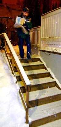 Puuportaat ovat liukkaita niin talvella kuin kes�ll�kin, mutta ty�suojelu toimii Leijonajakelussa, vakuuttaa Markku Nurmi. Foto: PATRIK LINDSTR�M