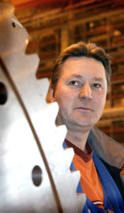 P��luottamusmies Antti Salonen aloitti dieseltehtaalla 16-vuotiaana, tasan 30 vuotta sitten. foto: ROBERT SEGER