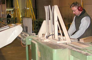 Koneiden kotelointi ja tehokkaat imurit ovat siistineet Teuvo siitarin ty�pisteen. Foto: ANNAKATI MATTILA