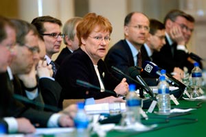 Presidentti Halonen kokosi suomalaiset vaikuttajat jo toisen kerran pyren pydn keskusteluun globalisaatiosta. Foto: HELI SAARELA