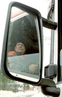 Raimo Lehtonen, joka ajaa Teljn Kuljetus Oy:ss ja on mys Venjn liikenteen luottamusmies, tiet kuinka huijaus toimii. Foto: MATTI YLIROTU