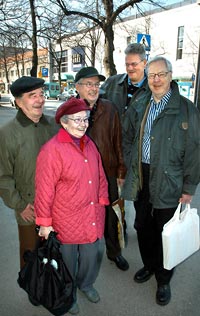 Porin kirjaty�ntekij�iden vetaraanikerholaiset. Foto: JUHA SINISALO