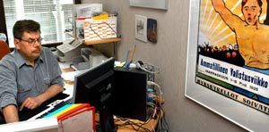 Aluejohtaja Pentti Rantanen tietokoneensa ��ress�. Foto: JUHA SINISALO