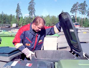 Jotkut ihmiset luulevat, ett� roskikseen voi laittaa mit� vain, tuumaa j�teautonkuljettaja ja SOL-Ymp�rist�palvelujen p��luottamusmies Pekka Ryyn�nen. Foto: MATTI YLIROTU