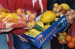 Kaupat heitt�v�t uuden tavaran alta kilom��rin hyv�� tavaraa roskiin. Nuorille ja monille muille v�h�varaisille dyykkaus on tapa s��st�� ruokamenoissa. Foto: AULI KORHONEN