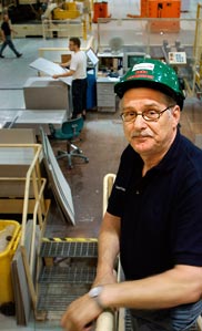 StoraEnson Oulun tehtaiden ts-valt. Lauri Santaniemell� on syyt� tyytyv�isyyteen: paperitehtaan arkittamolla ty�turvallisuusindeksi on poistanut monta vaaran paikkaa. Foto: HARRI NURMINEN