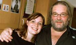 Sek� asukasyhdistyksen puheenjohtaja Niels F. Christensen ett� h�nen tytt�rens� Josefine arvostavat erilaisten kulttuurien yhteiselon el�m�� rikastuttavaa vaikutusta. Foto: HARRY NIELSEN