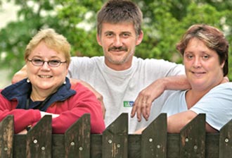 Talotoimikunnan pj. Erja Virrantalo (vas) ja jäsenet Jouko ja Marita Tauriainen Puualhonpolku 3:n pihapiirissä. Foto: TUULIKKI RAUTIO