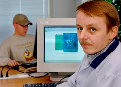 Flextronicsin luottamusmies Jari Krupula ky tn vuonna jo kolmansia yt-neuvotteluja. Nyt on edess tehtaan alasajo. Tynhakupiste on tuotu tehtaalle, taustalla Timo Nahkala etsii typaikkoja. Foto: HARRI NURMINEN