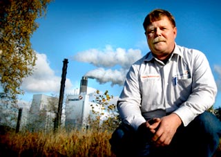 StoraEnson Imatran Kaukopn tehtaiden pluottamusmies Ilkka Nokelainen ihmettelee tynantajien haluja paikalliseen sopimiseen. Foto: LAURA LEINONEN