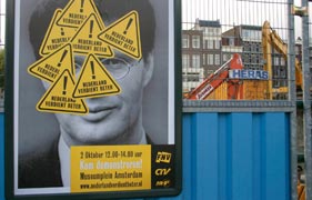 "Hollanti ansaitsee parempaa" viestittvt ay-liikkeen julisteet, joilla vke kutsuttiin joukkokokouksiin. Julisteen mies on pministeri Jan Pieter Balkenende. Foto: HILKKA JUKARAINEN