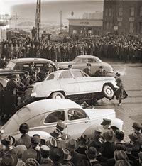 Lakkojoukkoon Helsingin Hakaniemen torilla ajanut taksi kaadettiin. Foto: AY-ARKISTO