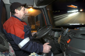 Vaikkka ytuuriin tottuukin, niin kyll se rekkakuski Harri Syrjl rassaakin. Syksyn pimet ovat kaikkein rasittavinta aikaa. Foto: JUHA SINISALO