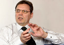 Globalisaation myt kilpailu tymarkkinoilla on koventunut ja raaistunut. Tyntekijiden ammatillisen osaamisen yllpito on yh trkemp, jos haluamme prjt kiristyvss kilpailussa, Lauri Lyly sanoo. Foto: TUULIKKI HOLOPAINEN