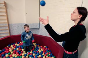 Miro leikittelemss ohjaaja Tuulia Kinnarisen kanssa pallomeress. Foto: PATRIK LINDSTRM