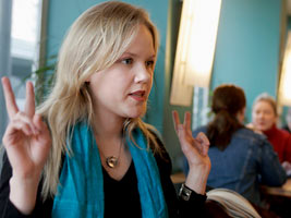  Ep�varmuudessa el�v�t ei ole ty�el�m�n marginaalia, vaan valtavan ihmisjoukon muodostama joustoreservi, jonka oikeuksia ay-liike ei puolusta tosissaan, Anna-Reetta Korhonen prekariaatti.org -ryhm�st� sanoo. Foto: PATRIK LINDSTR�M