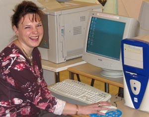 Nettikahvila Majakka tarjoaa kouvolalaisille ammattiosastoille melkoisen lis�arvon. Ne voivat tarjota j�senilleen lis�palveluna ilmaisen tietokoneen ja netin k�yt�n Majakassa, kertoo Katja Airaksinen. Foto: ILMO PIETARINEN