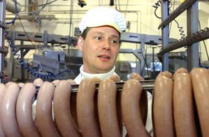 Lenkkitanko painaa yhdeksisen kiloa, n�ytt�� Vantaan HK:n p��luottamusmies Pasi Koliseva.  T��ll� pidet��n se, mit� sovitaan. Neuvotteluv�lit ovat pysyneet puoli ja toisin kunnossa, Pasi Koliseva kehuu. Foto: TUULIKKI HOLOPAINEN