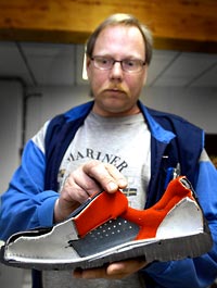 plm Pentti Isoaho esittelee turvajalkineen rakennetta. Foto: ESA MELAMETS