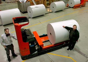  Oulun tehtailla kolme kuukautta pluottamusmiehen ollut Raimo Hekkala (oik.) sanoo, ett tynantajan kanssa on asioista pystytty keskustelemaan avoimesti. Jos tynantaja alkaa vet tiukkaa linjaa, hn on kuitenkin valmis toimimaan samoin. Hekkala juttusilla Yrj Perungan kanssa. Foto: HARRI NURMINEN