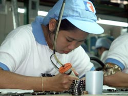 Filippiiniliselle vapaavyhykkeelle asettunut korealainen elektroniikkatehdas valmistaa komponentteja mm. Samsungille Hyundaille, IBM:lle ja Sonylle. Tehdas tyllist nuoria naisia, ei hyvksy ay-liikett ja katselee muuttoa Kiinaan. Foto: NATACHA DAVID/VAKL