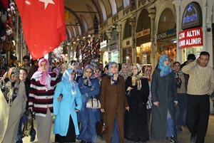 Istanbulin basaareissa vapaapiv viettvi nuoria. Foto: HILKKA JUKARAINEN